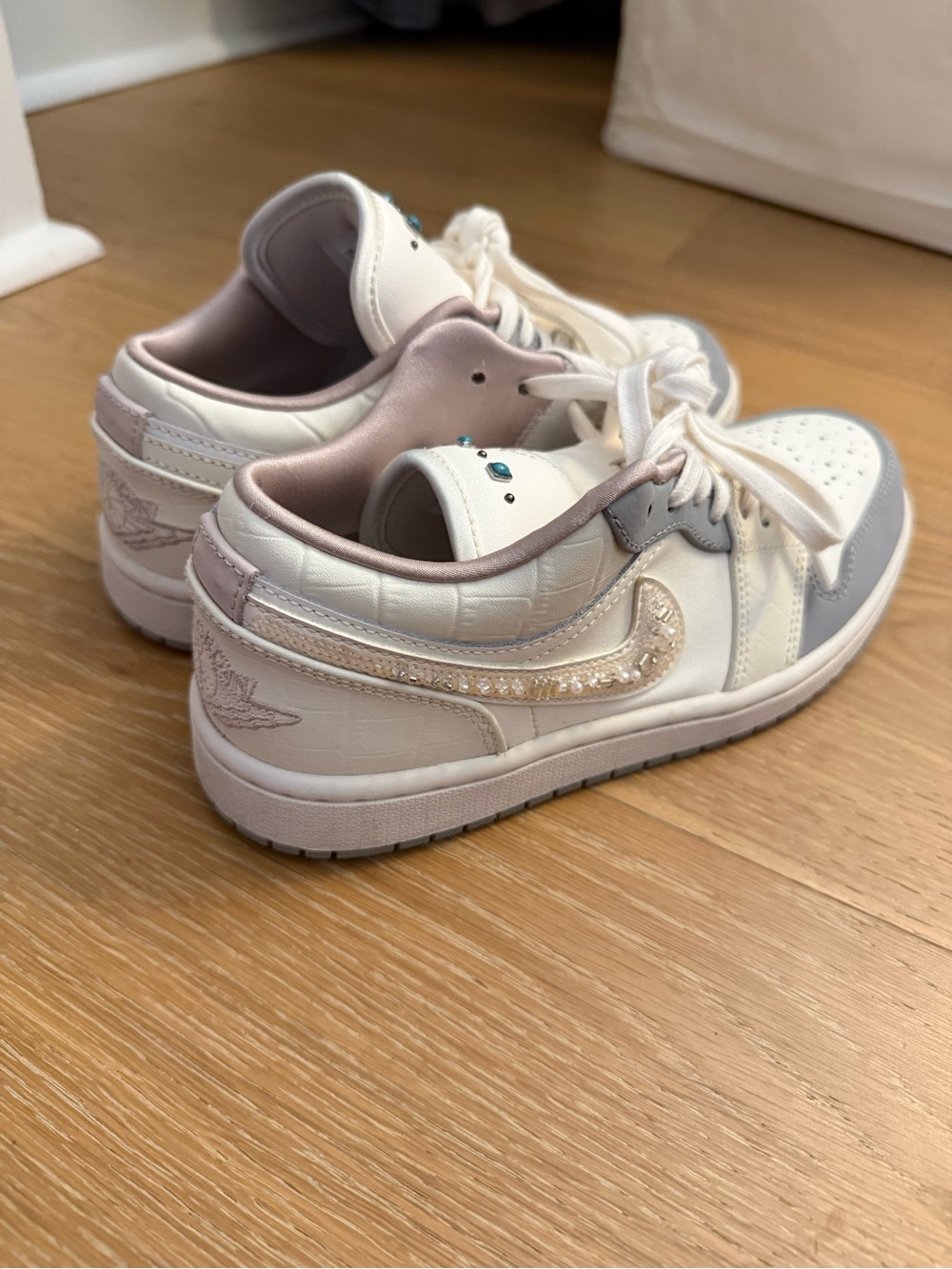 Nike Girls Low-Top Sneakers in White and Light Pink with Glitter Swoosh